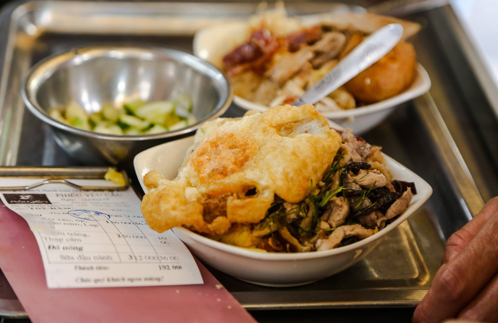 Xôi Yến nổi tiếng với nhiều loại topping, phục vụ cả ngày đến khuya